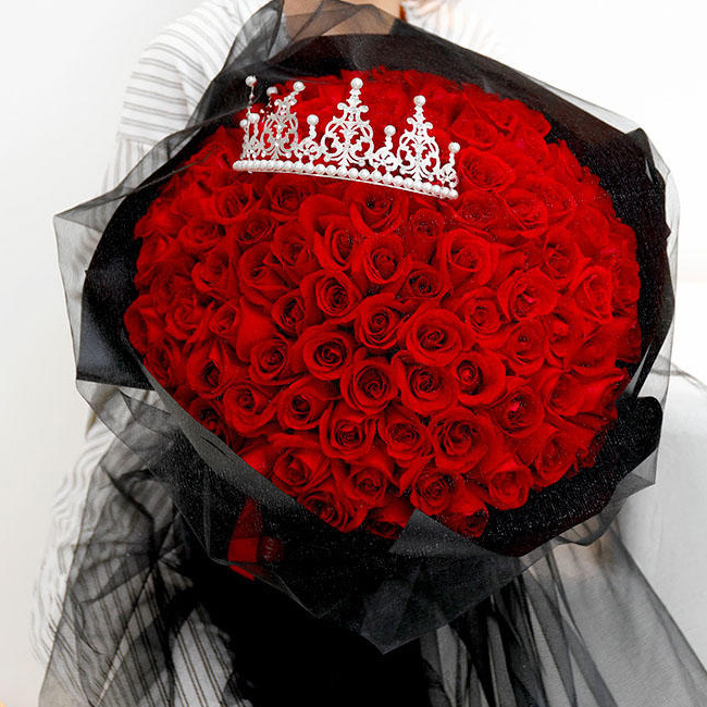 99朵红玫瑰，花束上放一个皇冠